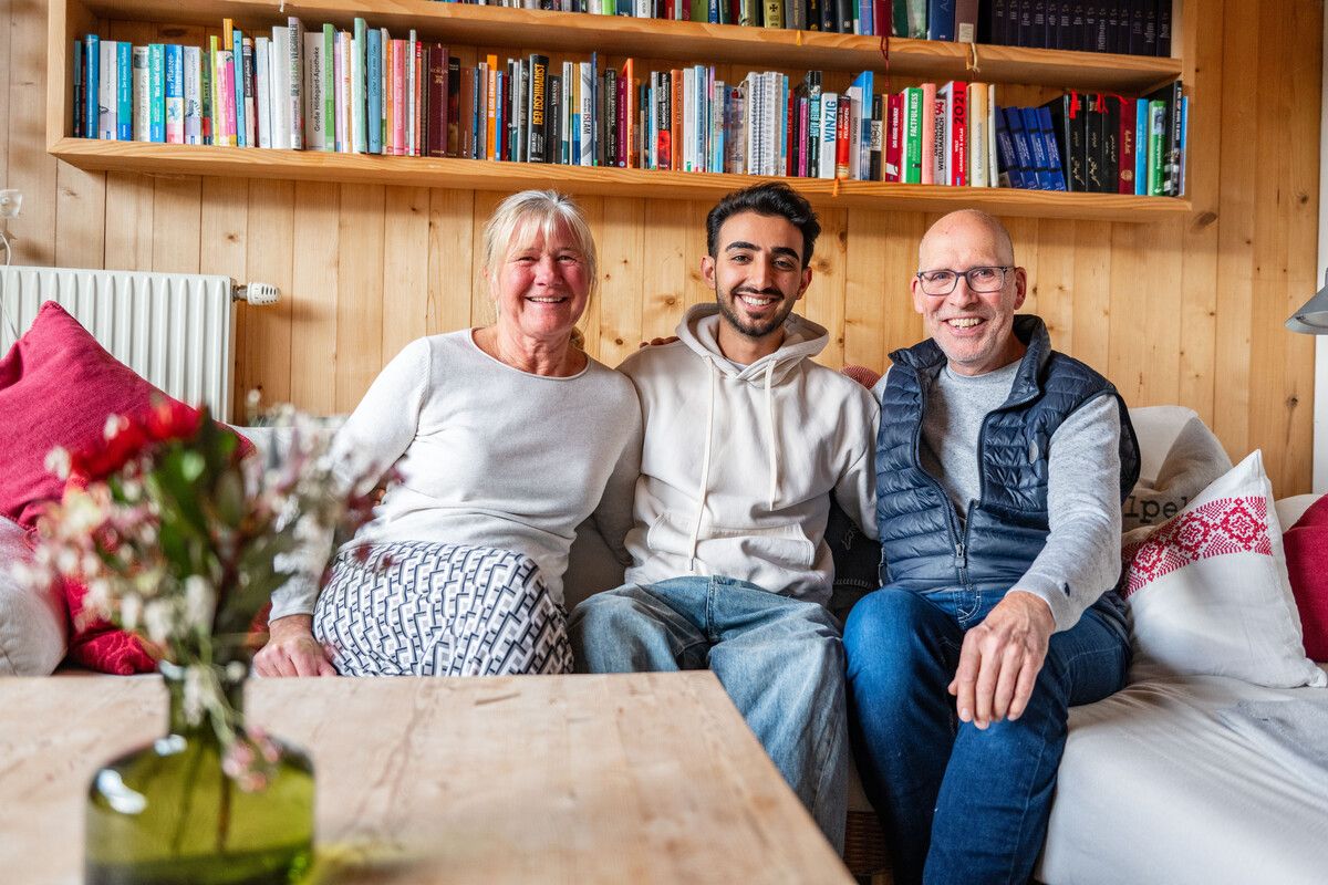 Reza Amiri mit seinen österreichischen Ersatzeltern Edith und Erich Hämmerle. ⇒Beate Rhomberg