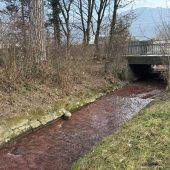 Fischbach färbte sich am Montag rot