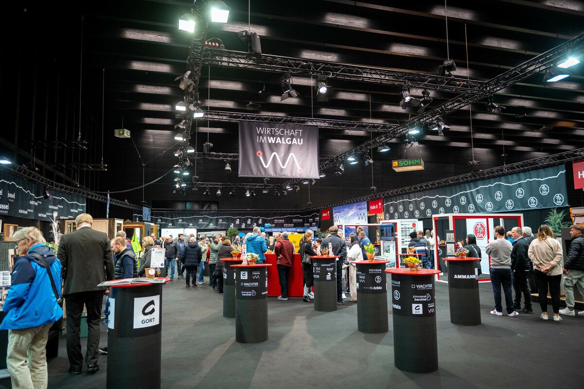 Schon am Freitagvormittag war das Interesse an der com:bau-Messe in Dornbirn groß – wie hier am Gemeinschaftsstand der Wirtschaft im Walgau. ⇒VN/Rhomberg
