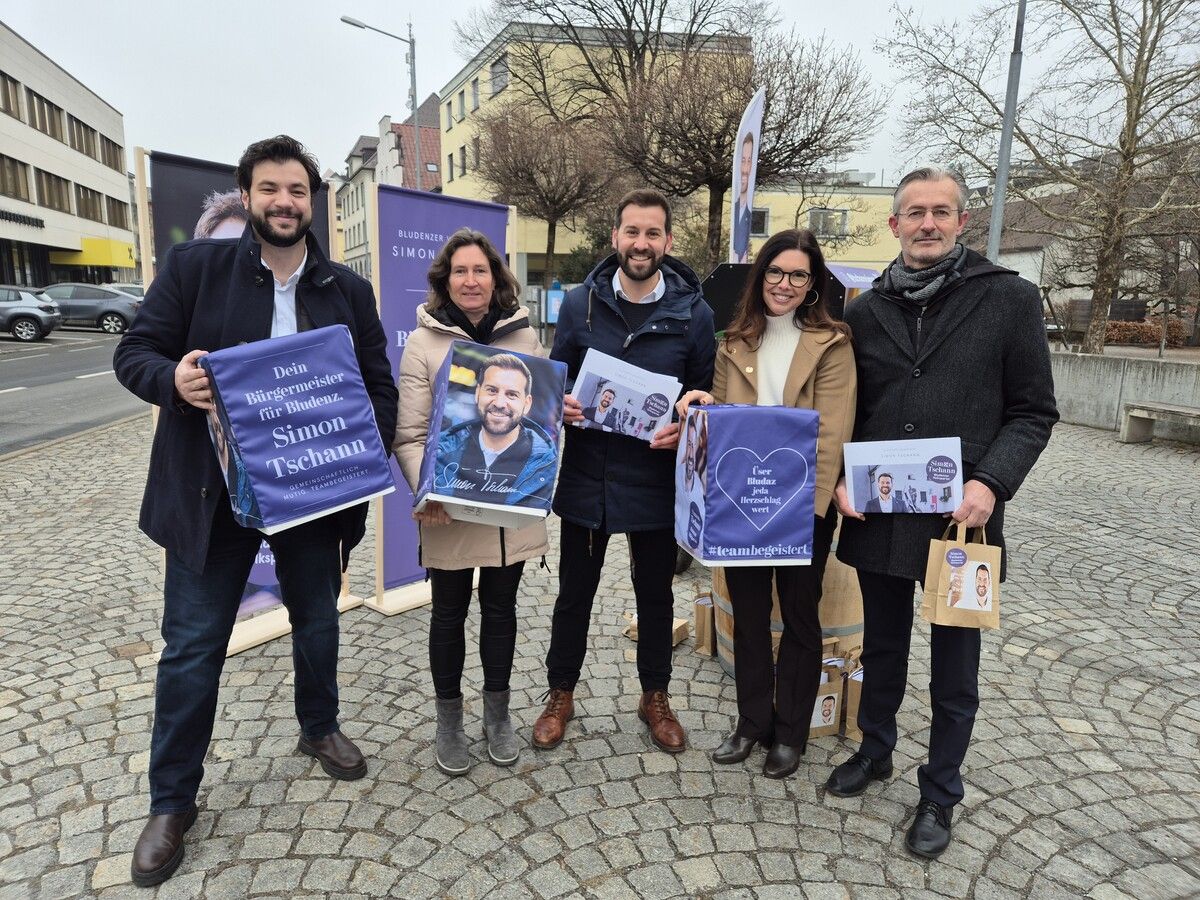 Simon Tschann tritt mit einem altbewährten Team bei der Gemeindewahl an (v. l.): Cenk Dogan, Martina Brandstetter, Simon Tschann, Andrea Mallitsch und Jimmy Heinzl. ⇒VN/JUN