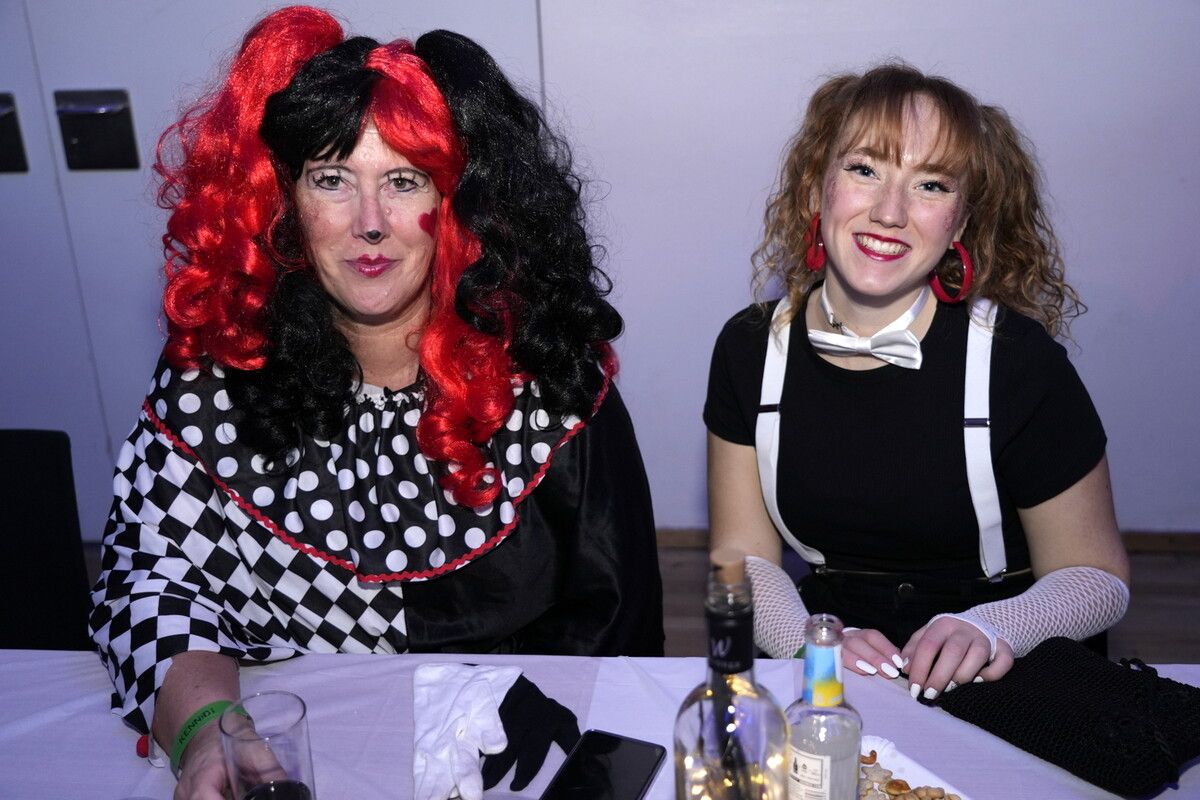 Simone und Laura beim Ringerball.⇒Verein