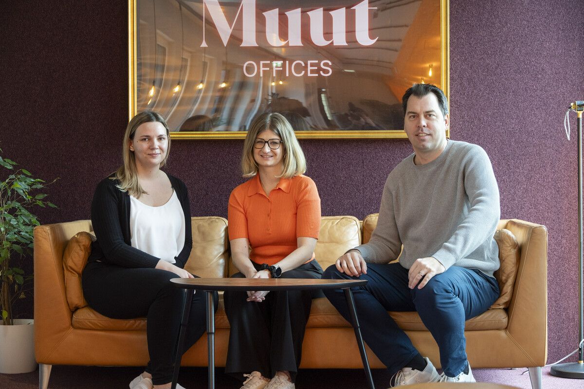Sparkasse-Gründerexpertin Jasmine Gisinger, Selina Staggl und Thomas Gabriel, die Geschäftsführer von Muut Offices. ⇒vn/PAulitsch