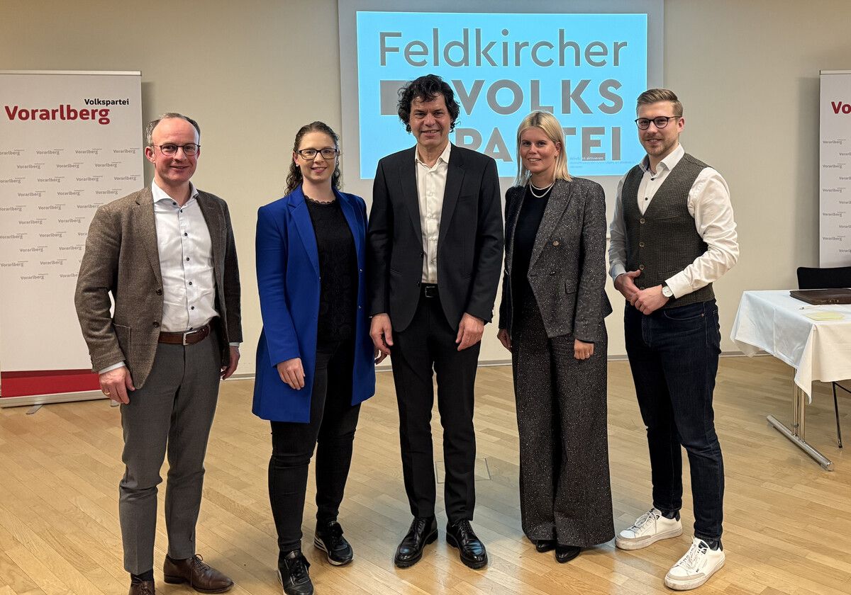 Spitzenkandidat Bürgermeister Manfred Rädler mit seinem Kernteam Benedikt König, Nathalie Koch, Julia Berchtold und Wolfgang Flach (von links).⇒övp