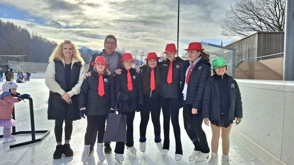 Sport-Gemeinderat Helmut Jenny, EV-Rankweil-Obfrau Drazana Malinovic mit Flora, Savanna, Alischa, Anna, Hanna und Giulia genossen das Event.⇒vn/tk