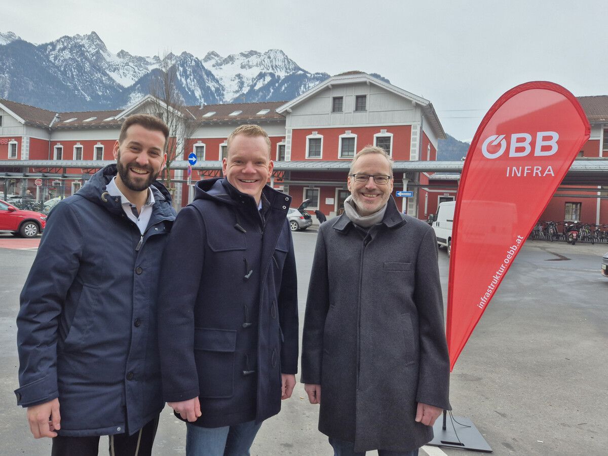 Stadt (Simon Tschann), Land (Christof Bitschi) und ÖBB (Harald Schreyer) teilen sich die Kosten für die Umgestaltung des Bahnhofsvorplatzes sowie für die Errichtung neuer Parkplätze an der Mokrystraße. ⇒VN/JUN
