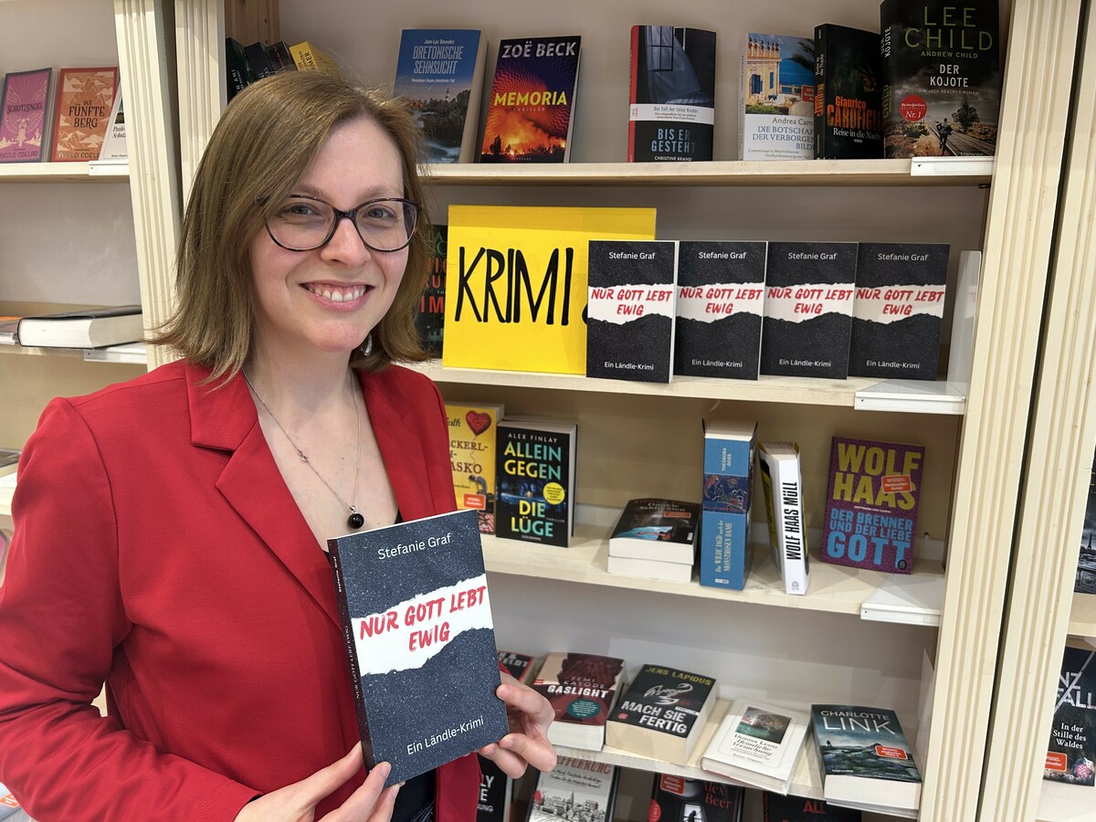 Stefanie Graf entdeckt ihren Krimi bei Ländle Buch in Bregenz. ⇒PRIVAT (4)