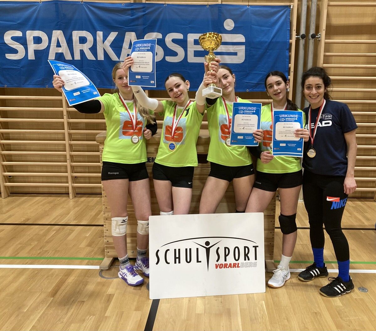Swea, Anna, Victoria und Carla mit Trainerin Betül Akman.⇒bp