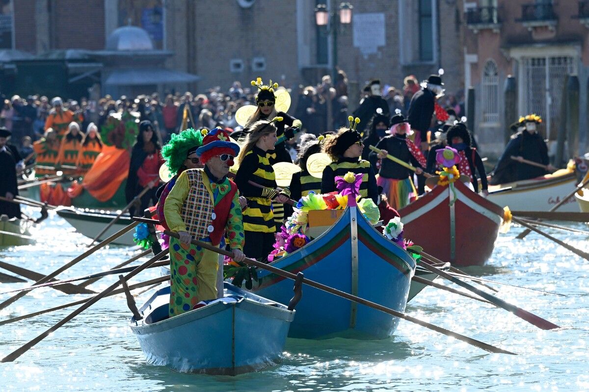 Tausende Zuschauer verfolgten die Wasserparade vom Ufer aus.⇒AFP