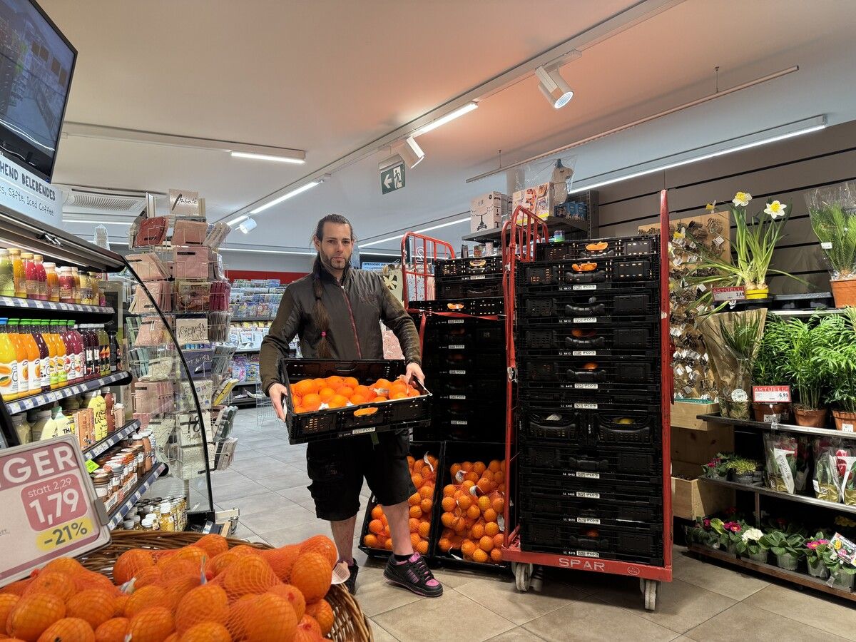Thomas Oberhöller mit der Fehlbestellung: Anstatt zwei Kisten wurden versehentlich gleich 42 Kisten Orangen bestellt.⇒