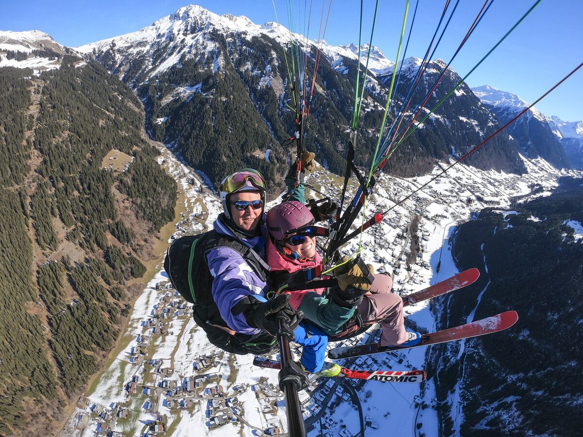 Und lächeln: Mit dem Gleitschirm geht es wieder hinunter ins Tal.