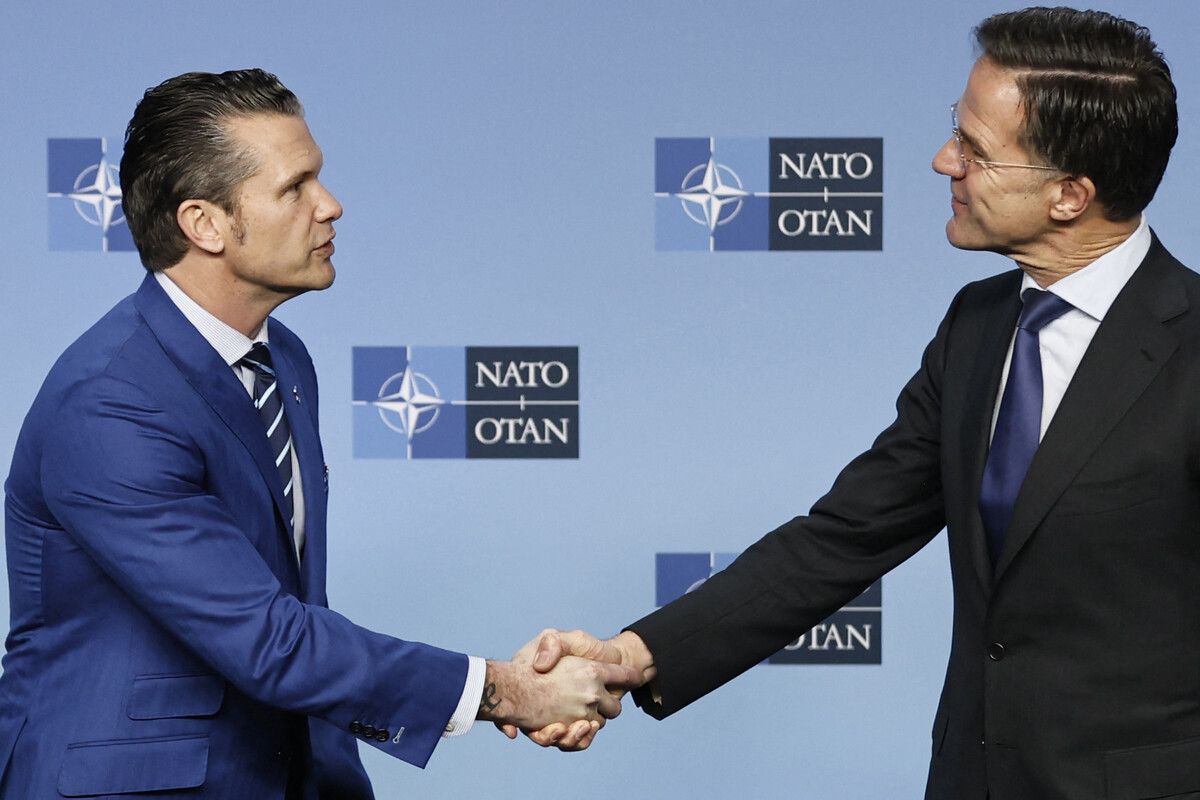 US-Verteidigungsminister Pete Hegseth und Marc Rutte in Brüssel: „Das ist kein Verrat“, so Hegset über den US-Vorstoß.