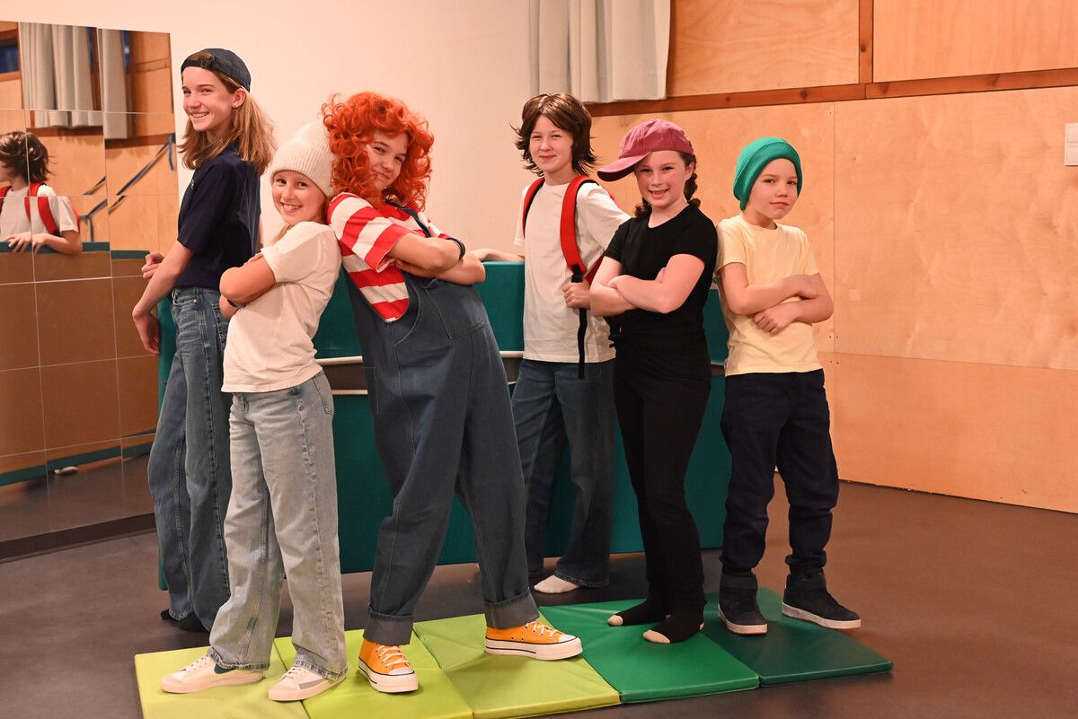 Valentina, Nea, Federica, Zoë, Anna und Enrico präsentieren im Musiktheater von Ingrid Hofer ihr neuestes Buch „In Lustenau sagt man Äuoli”. ⇒Bernadette von Sontagh