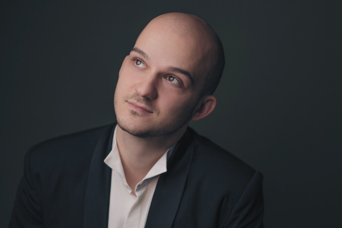 VN-Abonnent:innen können 2 x 2 Tickets gewinnen für das Konzert 5 des SOV, bei dem der Dirigent Guiseppe Mengoli sein SOV-Debüt gibt.⇒Simon Pauly