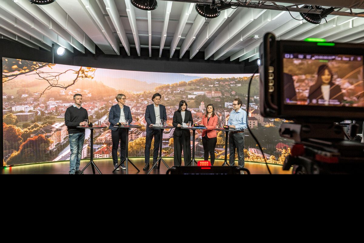 Von links: Stefan Spangenberg (SPÖ), Andrea Kerbleder (FPÖ), Manfred Rädler (ÖVP), VN-Moderatorin Magdalena Raos, Fabienne Lackner (Neos) und Clemens Rauch (Grüne) diskutierten im Wahlstudio. ⇒VN/Rhomberg