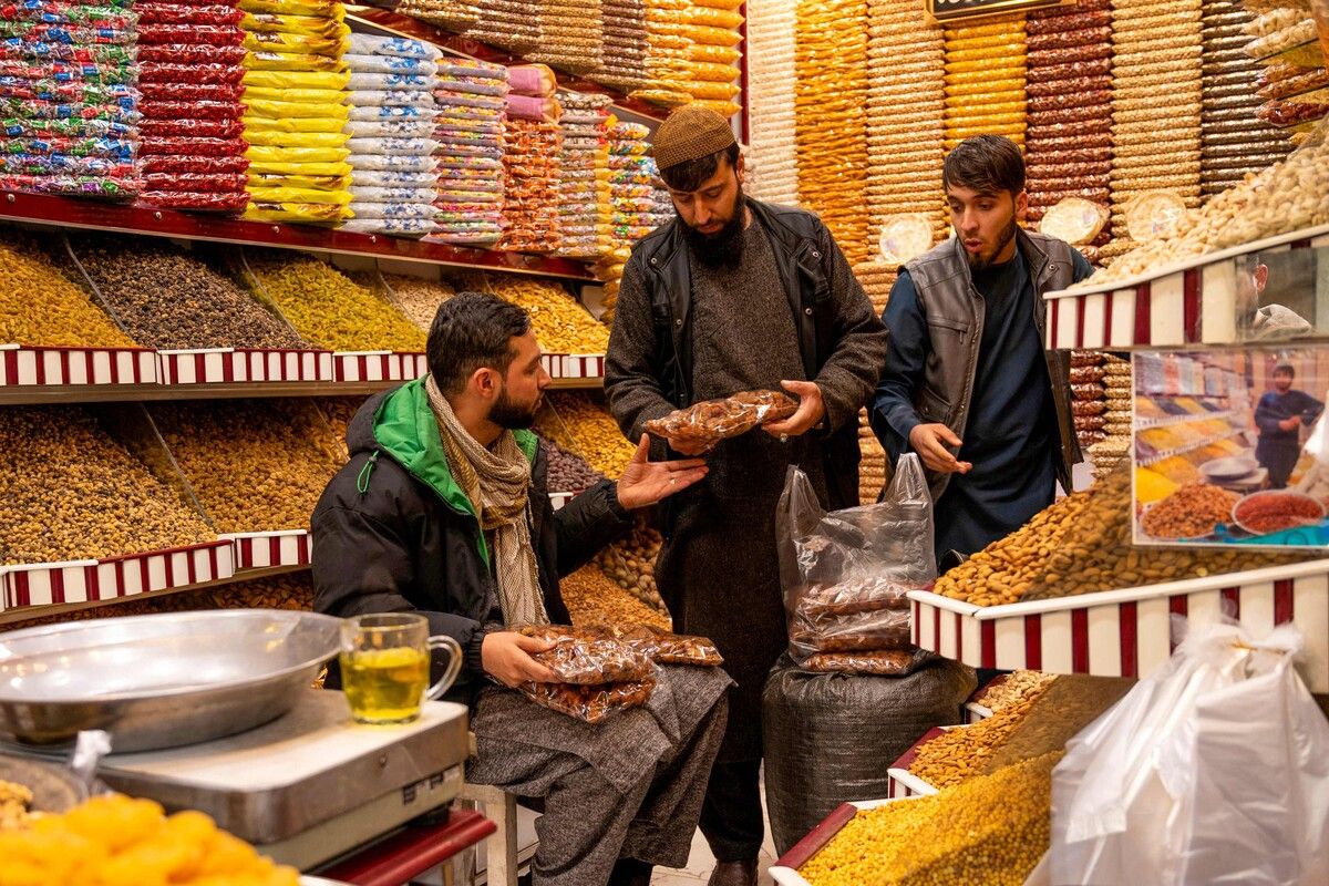 Vor Beginn des Fastenmonats Ramadan verkaufen Afghanen in Kabul Trockenfrüchte auf einem Markt. AFP