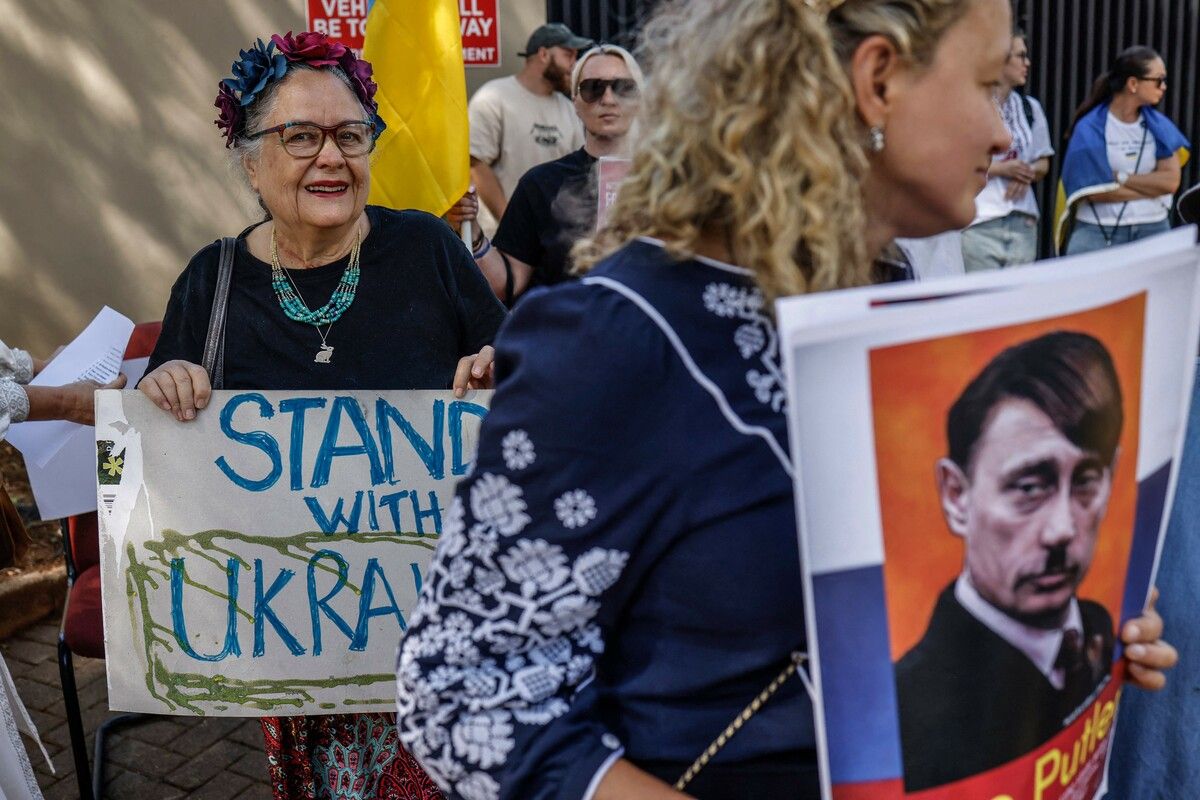 Vor der russischen Botschaft in Pretoria demonstrieren Aktivisten von #StandWithUkraine, anlässlich des dritten Jahrestages des Kriegsbeginns. afp