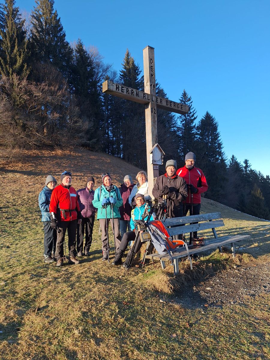 Wanderung nach Oberbildstein: Herrliches Wetter, gute Stimmung und eine besondere Stärkung am Schneiderkopf. ⇒Seniorenbund Buch