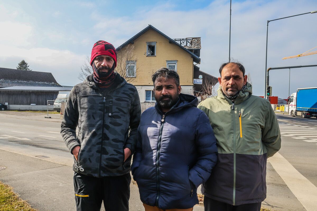 Zaheer, Nasir und Malik (v. l.) vor dem Haus, in dem das Feuer ausbrach. ⇒VN/Steurer