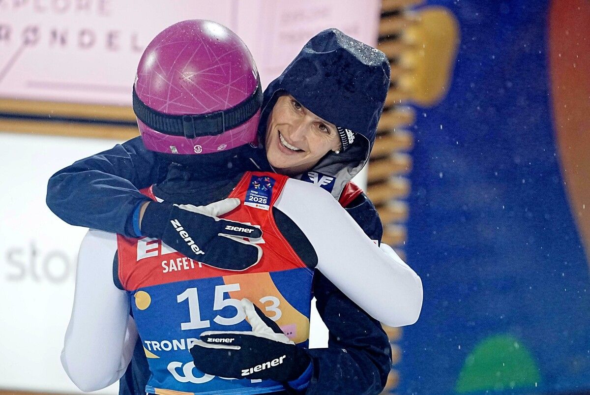 ABD0149_20250305 - TRONDHEIM - NORWEGEN: (v.l.) Jacqueline Seifriedsberger (AUT) und Eva Pinkelnig (AUT) am Mittwoch, 05. März 2025, während des zweiten Durchgangs im Mixed Team Bewerb auf der Großschanze anl. der Nordischen Ski WM in Trondheim. - FOTO: APA/GEORG HOCHMUTH