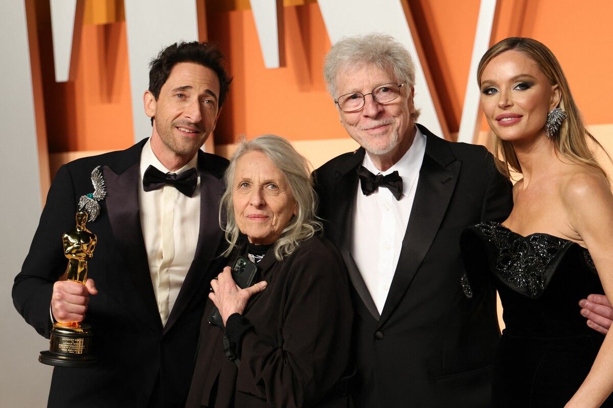 Adrien Brody erhielt den Oscar als bester Hauptdarsteller für „The Brutalist“. Begleitet wurde er von seinen Eltern Sylvia Plachy und Elliot Brody sowie der britischen Schauspielerin Georgina Chapman. ⇒afp/tran