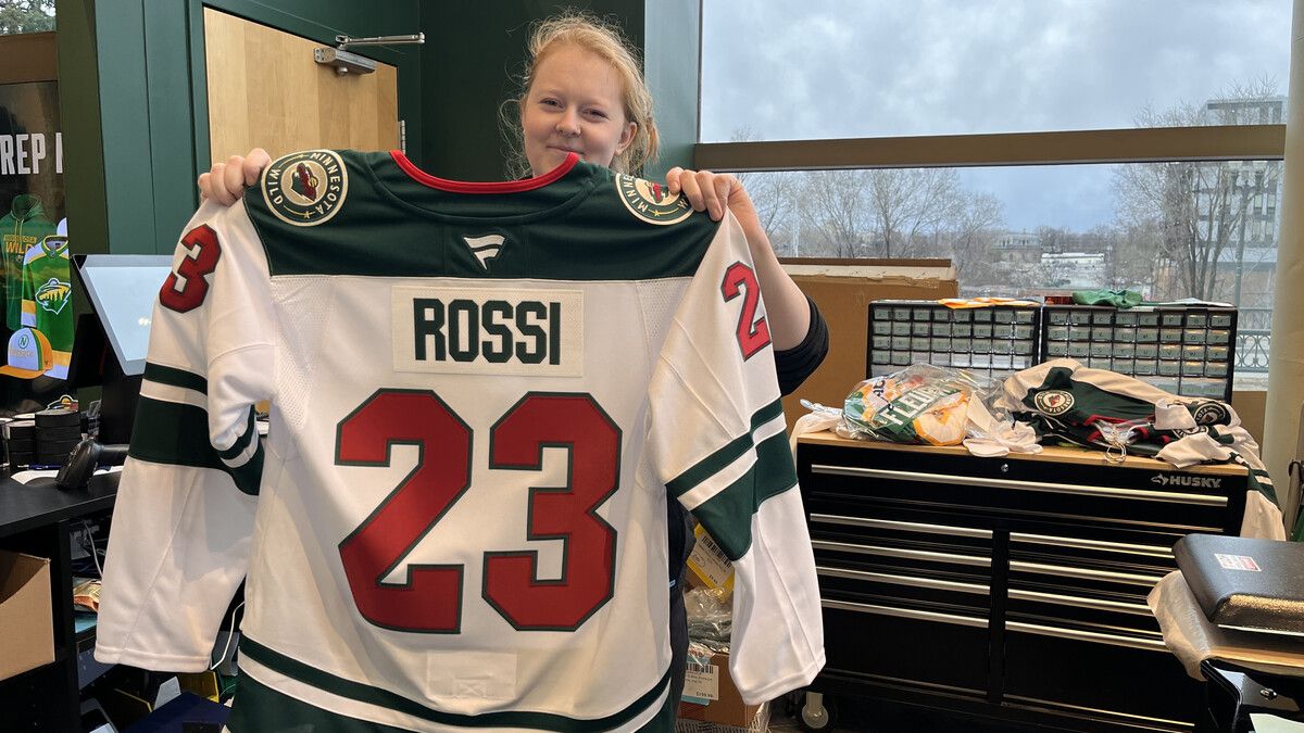 Ahlea Wright, Mitarbeiterin im offiziellen Fan-Shop der Minnesota Wild, mit einem frisch beflockten Rossi-Dress.⇒mkr
