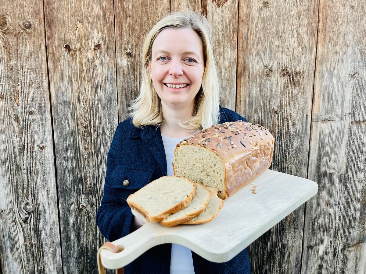 Alexandra Frick backt ein gesundes Saatenbrot. ⇒AFB