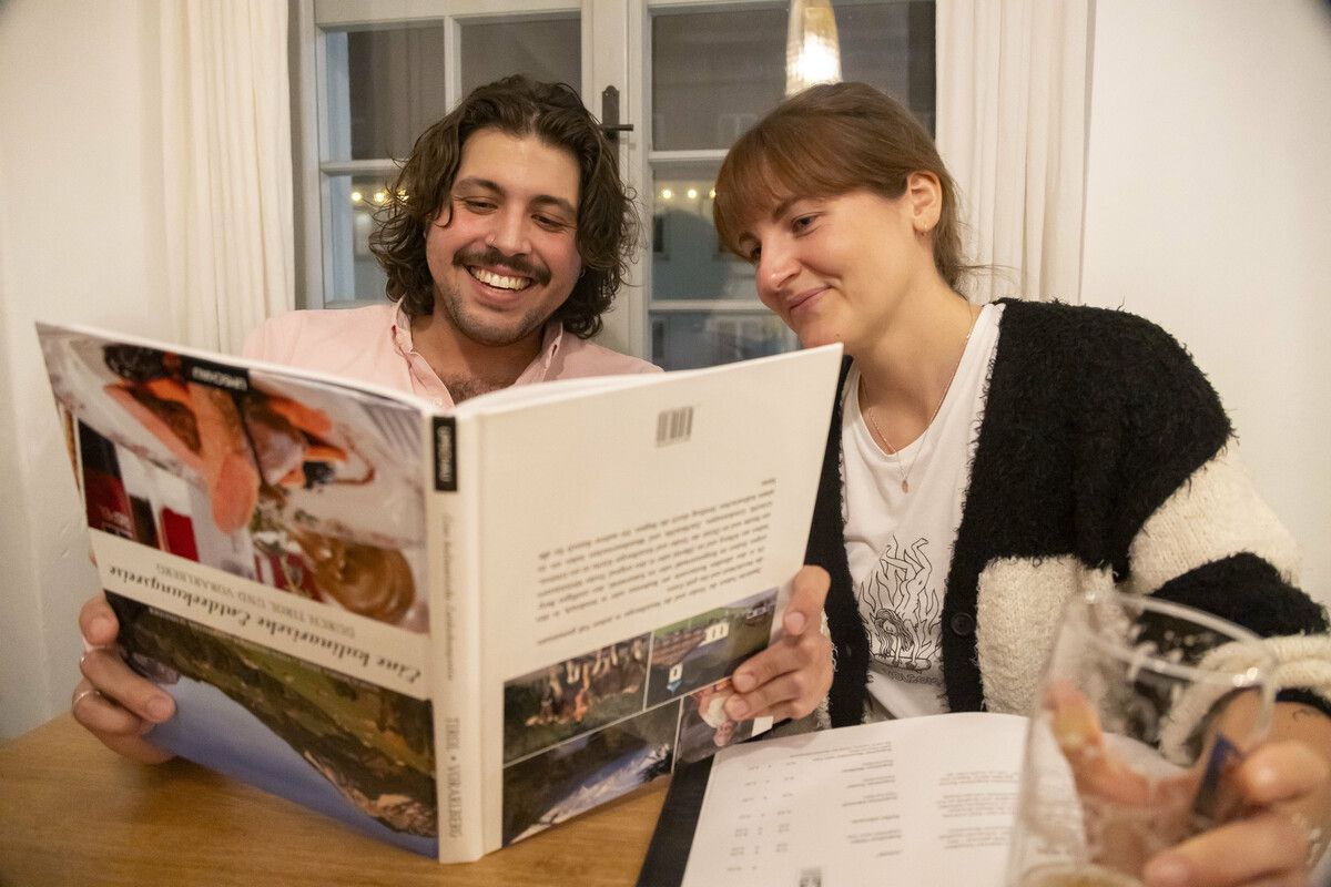 Als „Piefke und Fatso“ sind Heike Seltmann und Sam Hupp auf Social Media für ihre humorvollen Restauranttests bekannt. Kein Wunder also, dass für Heike Glück oft mit gutem Essen verbunden ist. „Ein gutes Essen, ein schöner Tag und das Gefühl, nichts mehr zu brauchen – das reicht oft schon“, sagt sie. Sie vergleicht es mit der Raupe Nimmersatt, die am Ende ihrer Reise zufrieden feststellt: „Ich bin so satt, ich mag kein Blatt.“ Sam Hupp zitiert den Schauspieler und Entertainer Harald Juhnke, der das Glück einst treffend definierte: „Glück ist, keine Termine und leicht einen sitzen zu haben.“ Diese Formel habe für ihn ihren besonderen Charme, weil sie Glück nicht an materielle Erfolge oder philosophische Höhenflüge knüpfe, sondern an zwei einfache Bedingungen – Freiheit und Genuss.