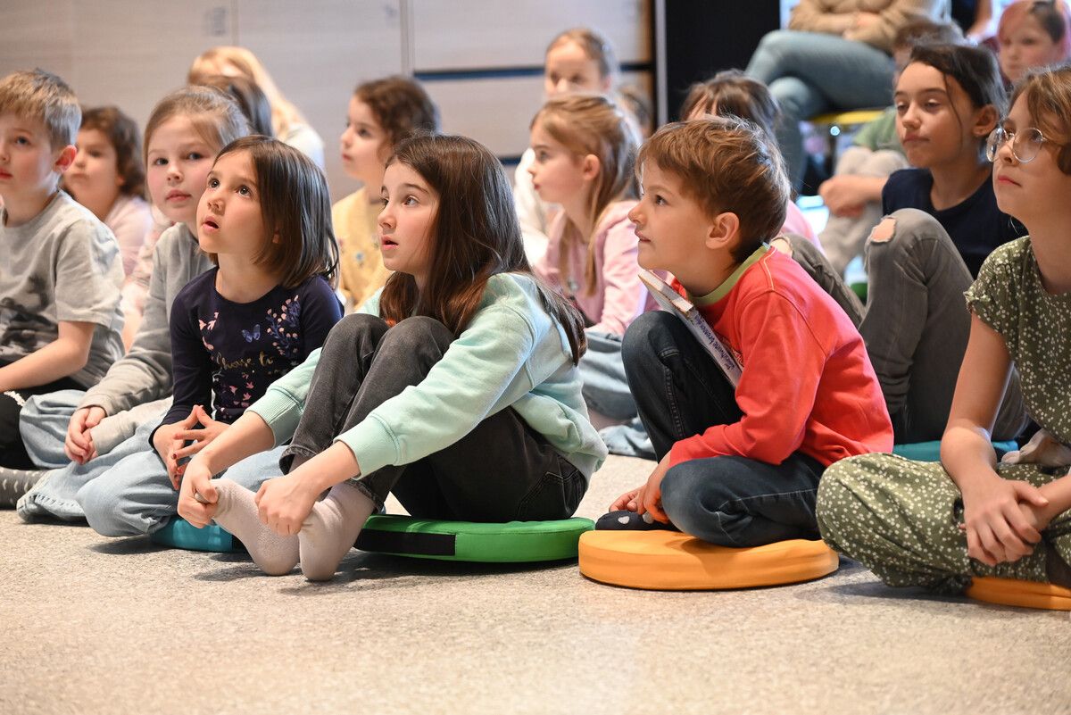 Am Donnerstagnachmittag herrschte bei den kleinen Gästen gespannte Aufmerksamkeit bei der Kinderlesung von Autor Matthäus Bär.⇒BvS (2)