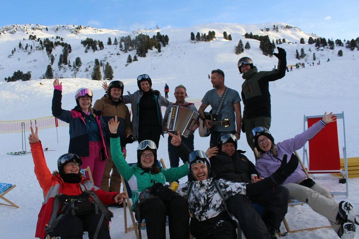 Am Salober haben sich die Alpengrageeler, die fast die gesamte Saison Samstag für Samstag zum Aprés-Ski aufspielten und sich für ein Fotoshooting auch mal kurz unter die Partygäste mischten, verabschiedet.