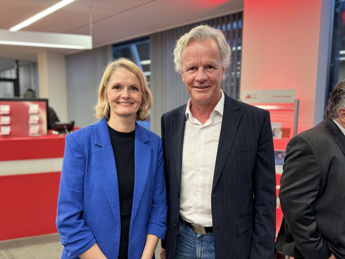 Andrea Marosi-Kuster und Gerald Fleisch (Krankenhaus-Betriebsgesellschaft).