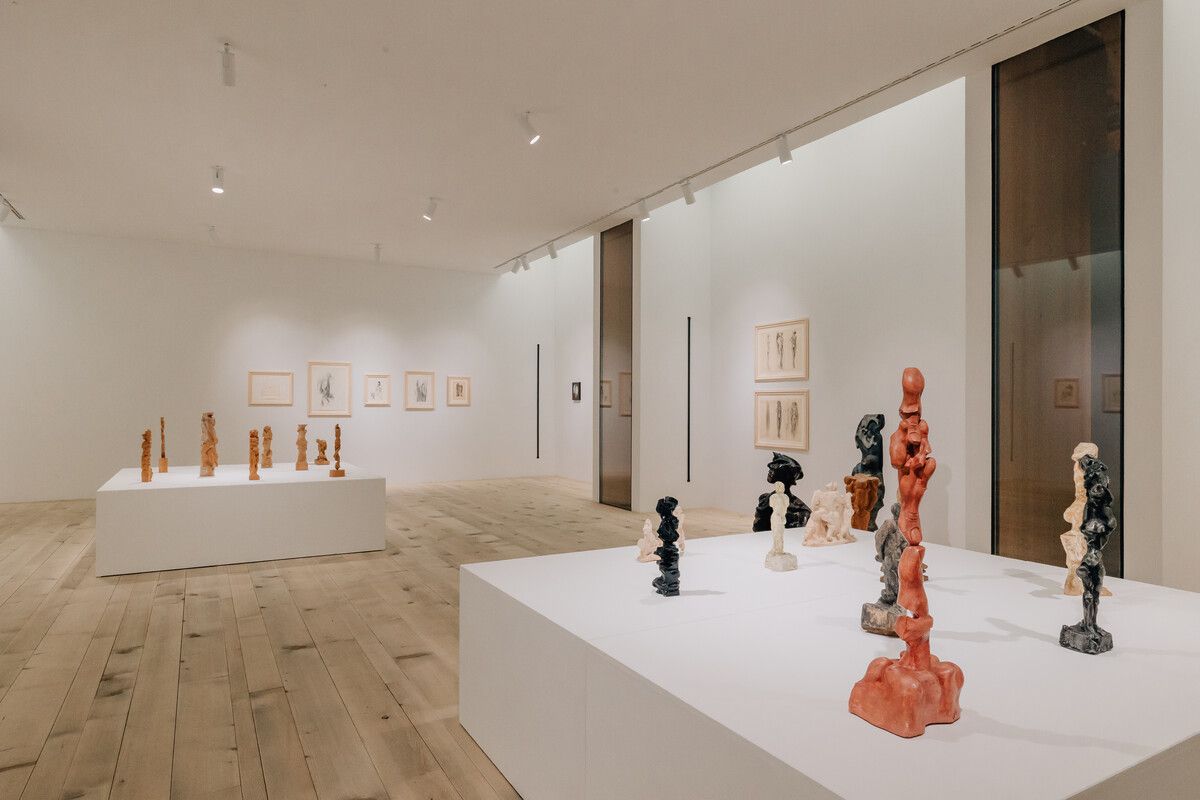 „Anton“ ist eine Ausstellung voller Tiefe, Zurückhaltung und deutlicher Anspielungen auf zutiefst menschliche Gesten. ⇒Hirschbuehl.fotografie