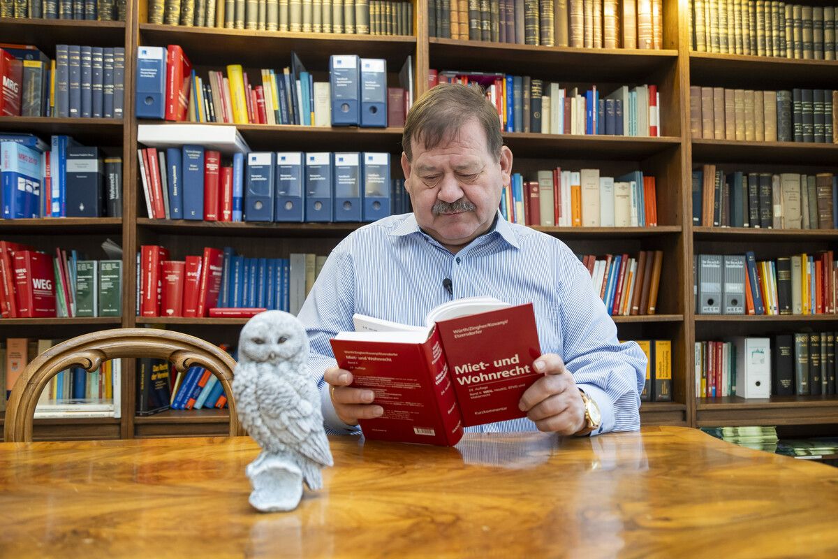 Anwalt Hubert Kinz wohnt wenige Meter von Michael Ritsch entfernt. Direkt unter seiner Wohnung befindet sich seine Kanzlei, mit einer Vielzahl von alten Büchern - echten Sammlerstücken und juristischen Werken. Außerdem sammelt er besondere alte Uhren.