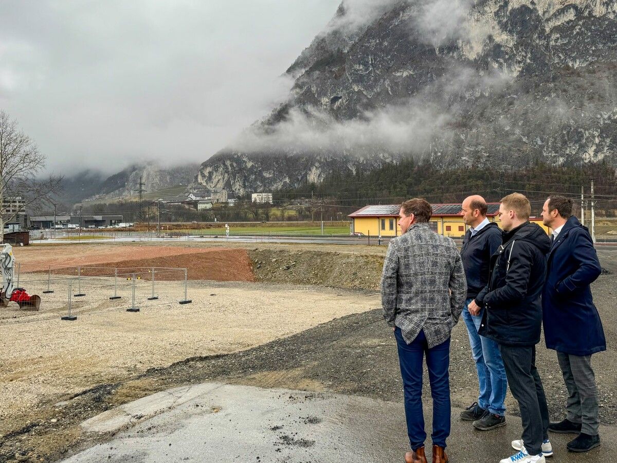 Ausblick auf den künftigen Standort (v.l.) Wolfgang Rigo, Herbert Holaus, Sebastian Hofer (Huppenkothen) und Alexander Wolf (Zima).⇒Fa
