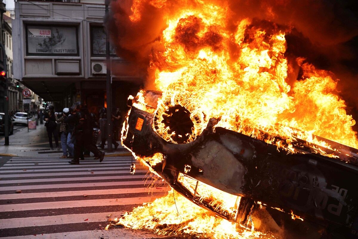 Bei Demonstrationen gegen niedrige Pensionen in der argentinischen Hauptstadt Buenos Aires wurden ein Polizeiauto und mehrere Müllcontainer in Brand gesteckt. AFP