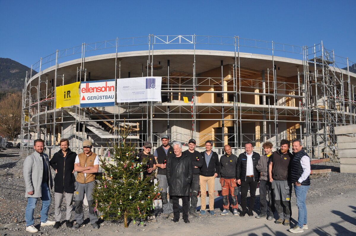 Bei der Firstfeier unter anderem dabei: Roland Köfler, Julian Gatterer, Arbeiter von I+R Schertler, Architekt Rainer Köberl, Bürgermeister Harald Witwer und Gerold Jenny.⇒HaB