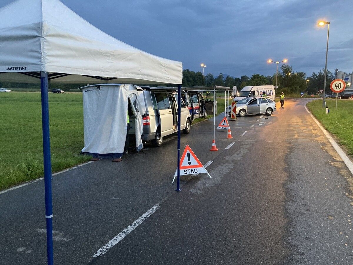 Bei der Kontrolle in Röthis wurde auch ein Fahrschulauto kontrolliert. ⇒polizei