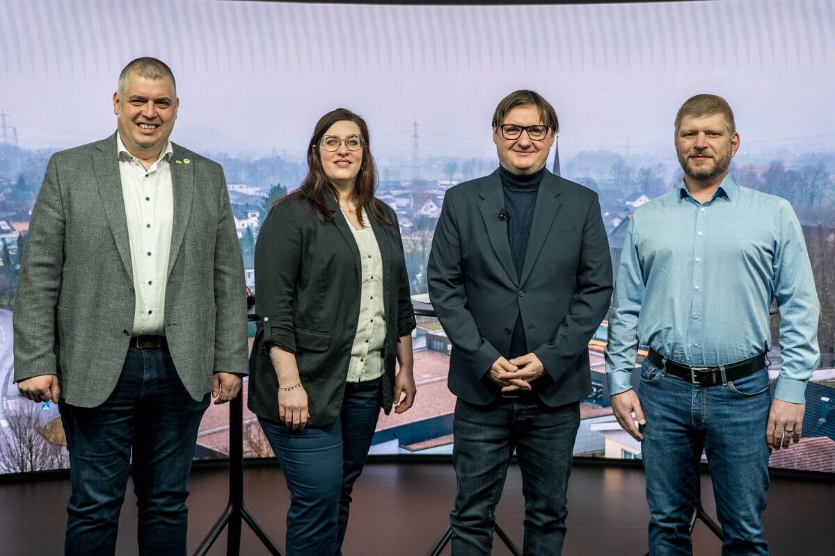 Bei der Podiumsdiskussion stellten sich Daniel Schuster, Tanja Böckle und Florian Dickbauer den Fragen von vol.at-Chefredakteur Marc Springer (3.v.l.). ⇒VN/Rhomberg