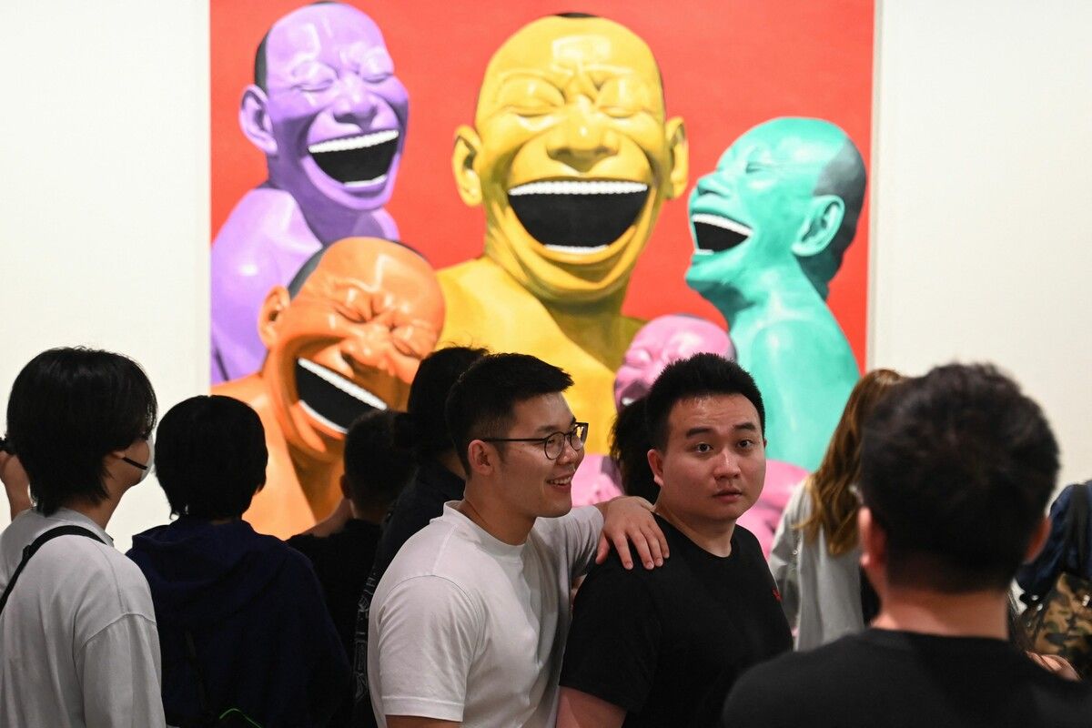 Besucher betrachten Werke des chinesischen Künstlers Yue Minjun auf der internationalen Kunstmesse Art Basel in Hongkong. AFP