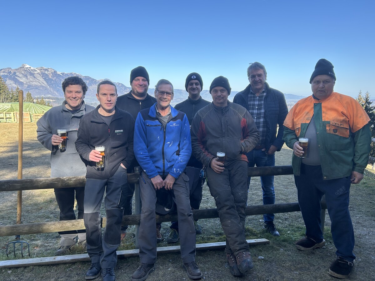 „Bier trinken statt Funken bauen” hieß es gestern Nachmittag für die Mitglieder der Funkenzunft Amerlügen mit Obmann Manuel Loretz (2.v.l.).⇒vn/sah
