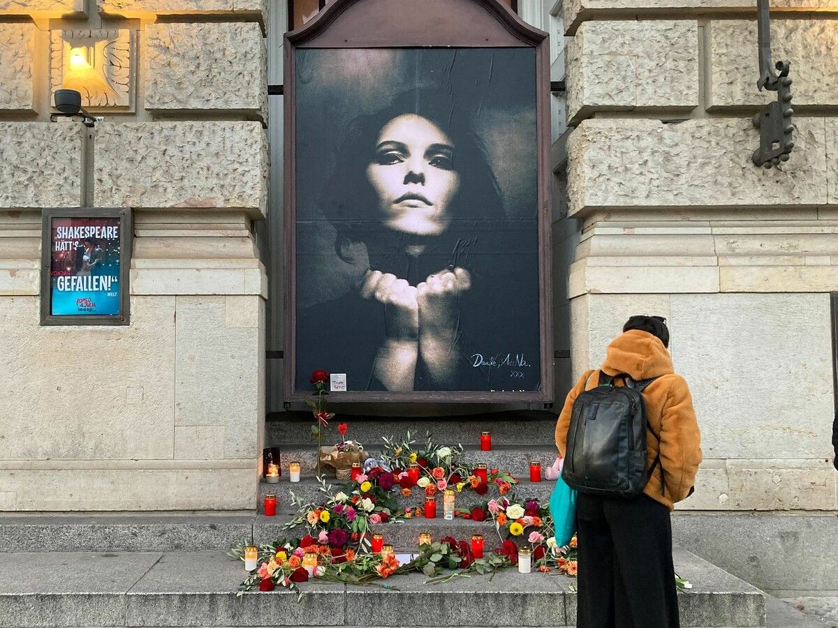 Blumen und Kerzen wurden zum Gedenken an Rosenstolz-Sängerin Anna R. am Theater des Westens niedergelegt. dpa