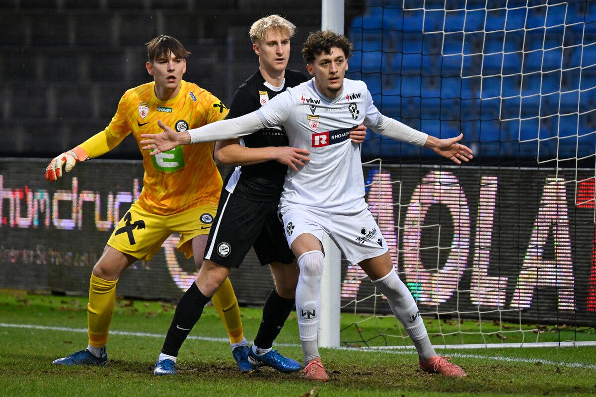 BREGENZ,AUSTRIA,07.DEC.24 - SOCCER - ADMIRAL 2. Liga, Schwarz Weiss Bregenz vs SK Sturm Graz II. Image shows Elias Lorenz, Gabriel Haider (Sturm) and Marcel Krnjic (Bregenz). Photo: GEPA pictures/ Oliver Lerch