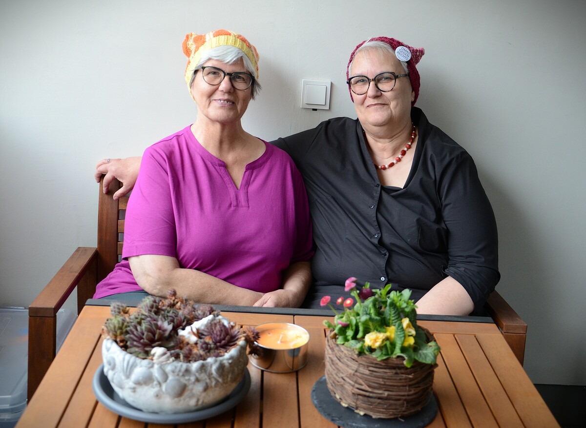 Brigitte Kathan und Gisela Bösch gehören zu Vorarlbergs „Omas gegen rechts“, die an den bunten Mützen erkennbar sind. ⇒HRJ (3)