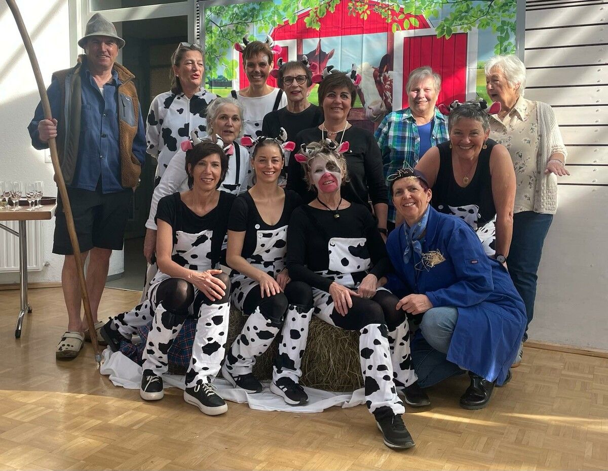 Buntes Faschingskränzle in Hatlerdorf: Mäschgerle feierten mit Musik, Tanz und Schnitzel einen ausgelassenen „Krawall im Stall“. ⇒Verein