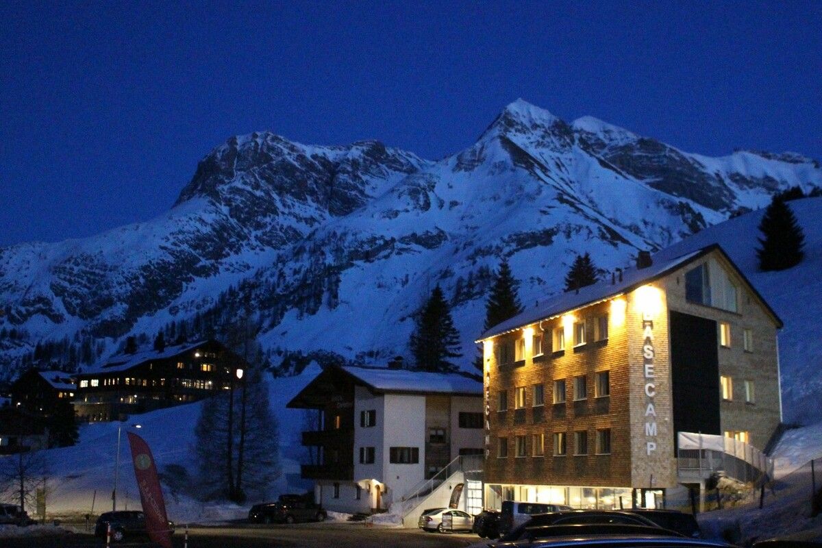 Das Basecamp ist nicht nur ein neuer Blickfang in Warth, es ist auch ein Quantensprung für die Arbeit der Schneesportschule und eine wertvolle Ergänzung der touristischen Infrastruktur in Warth. ⇒STP