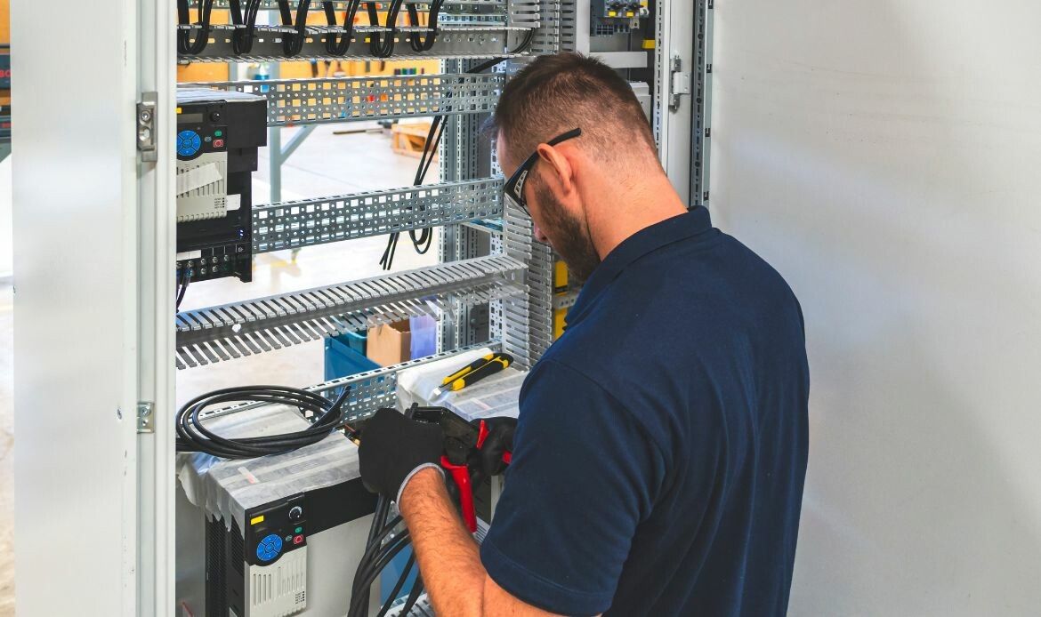 Das Elektrounternehmen ist seit bald 70 Jahren in Familienhand. Im Zuge der Nachfolge wurde es nun an ein großes Bauunternehmen verkauft. ⇒FA