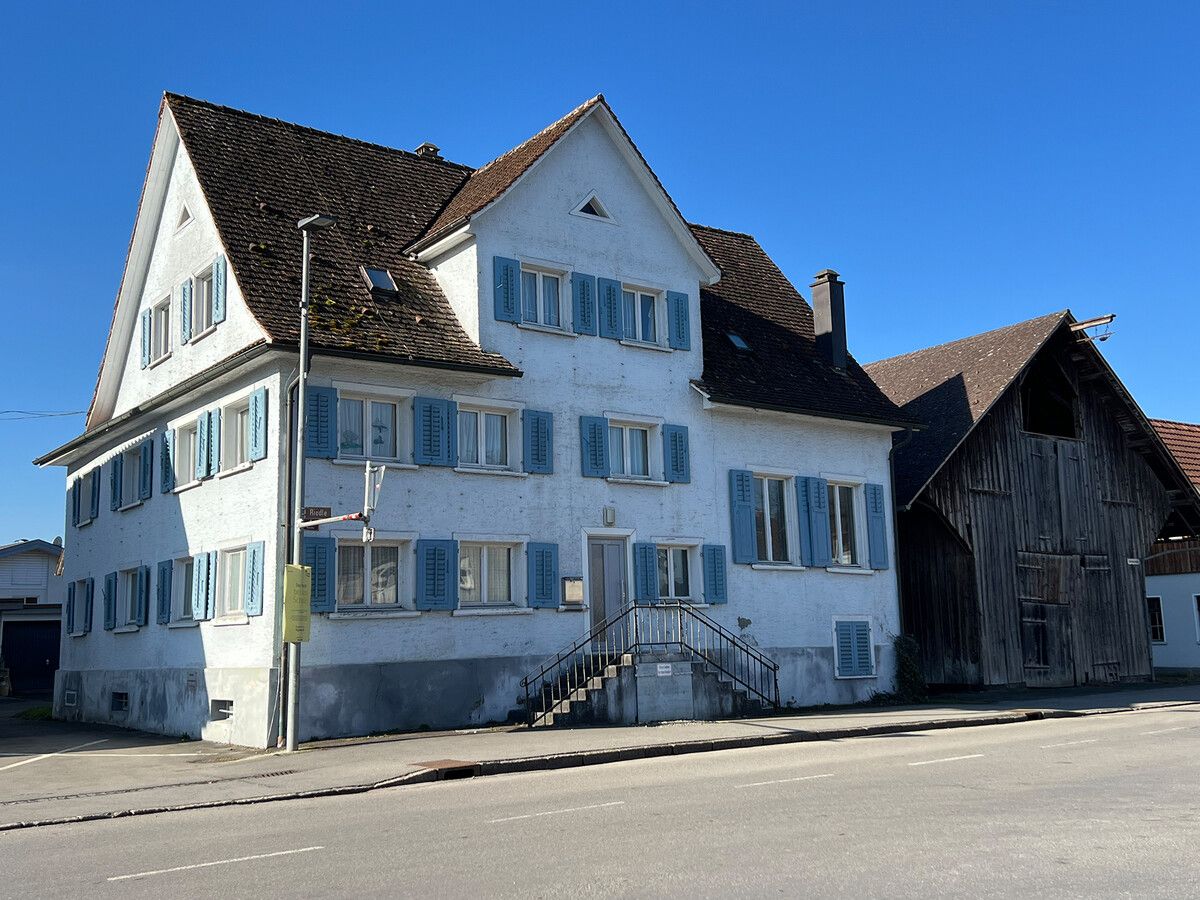 Das Gebäude Riedle 1 samt Nebengebäude befindet sich im Eigentum der Gemeinde. Hier soll das neue Gasthaus entstehen. ⇒Gemeinde