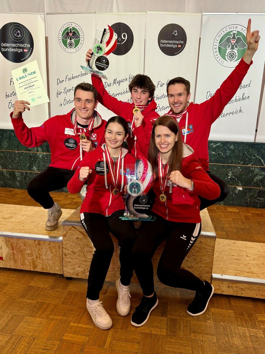 Das meisterlich Quintett des USG Altach in der Luftgewehr-Bundesliga mit Sheileen Waibel, Marlene Pribitzer (vorne v. l.), Patrick Diem, Kiano Waibel und Thomas Mathis (hinten v. l.).⇒VSB