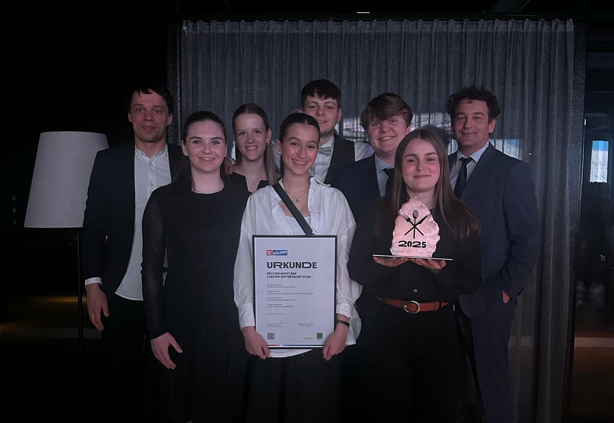 Das Team in Sölden: Tobias Jenny, Sarah Thoma, Mia Loretz, Syra Lupo, Florian Zech, Ruben Duelli, Sophia Netzer und Hermann Wachter. ⇒Tourismusschulen Bludenz