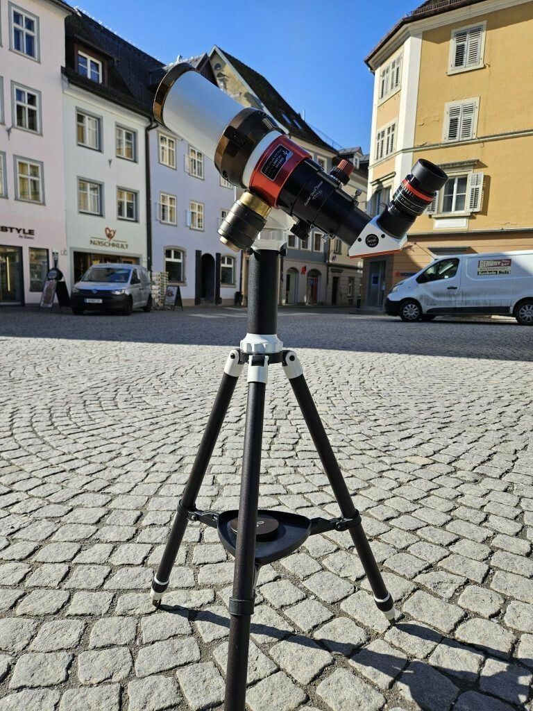 Das Team „Sightseeing im Universum“ stellt ein Teleskop mit einem H-Alpha-Filter vor dem Palais Liechtenstein in Feldkirch auf.