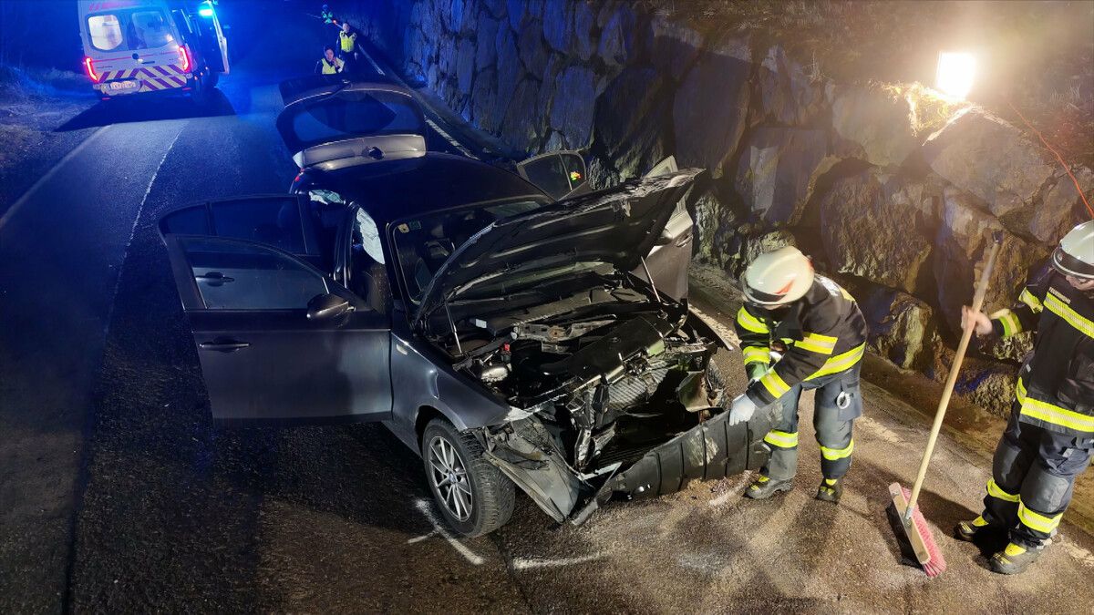 Das Unfallfahrzeug wurde schwer beschädigt und musste von den Einsatzkräften abgeschleppt werden.⇒m. shourot